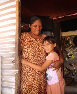IMG INTERNA NIÑA Y MAMÁ