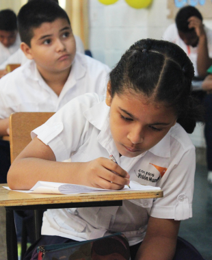 Niña estudiando1