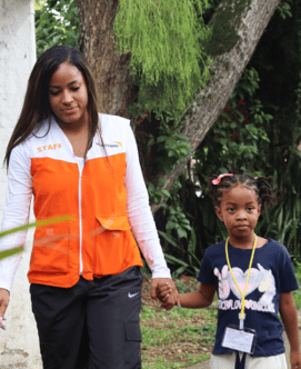 Imagen interna niña y voluntaria