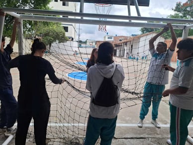 JÓVENES COLOCANDO LA MALLA.