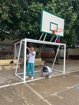 JÓVENES PINTANDO LOS ARCOS