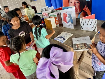 Lectura en familia en el Amazonas WV (1)