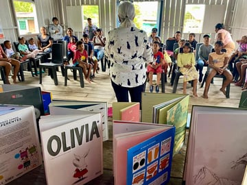 Lectura en familia en el Amazonas WV (3)