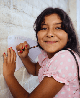Niña blusa rosada dibuja