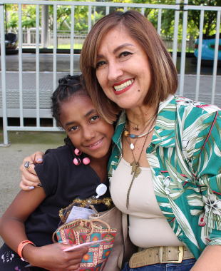 Niña con su madrina, donación efectiva