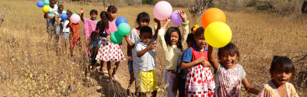 Niños con globos