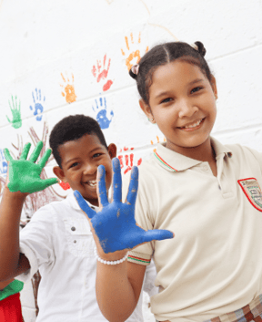 Niños pintando