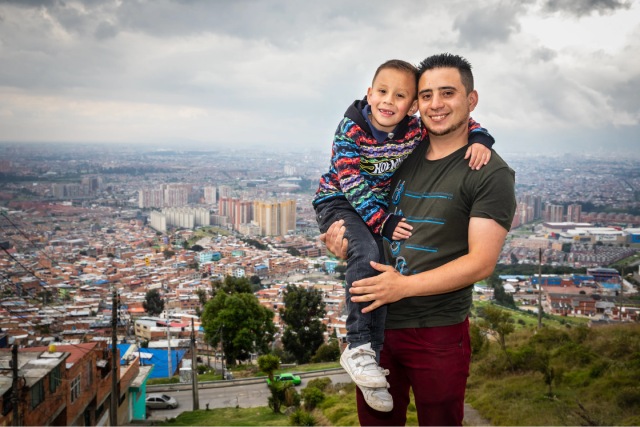 Padre e hijo con Bogotá de fondo, agradecidos por el patrocinio